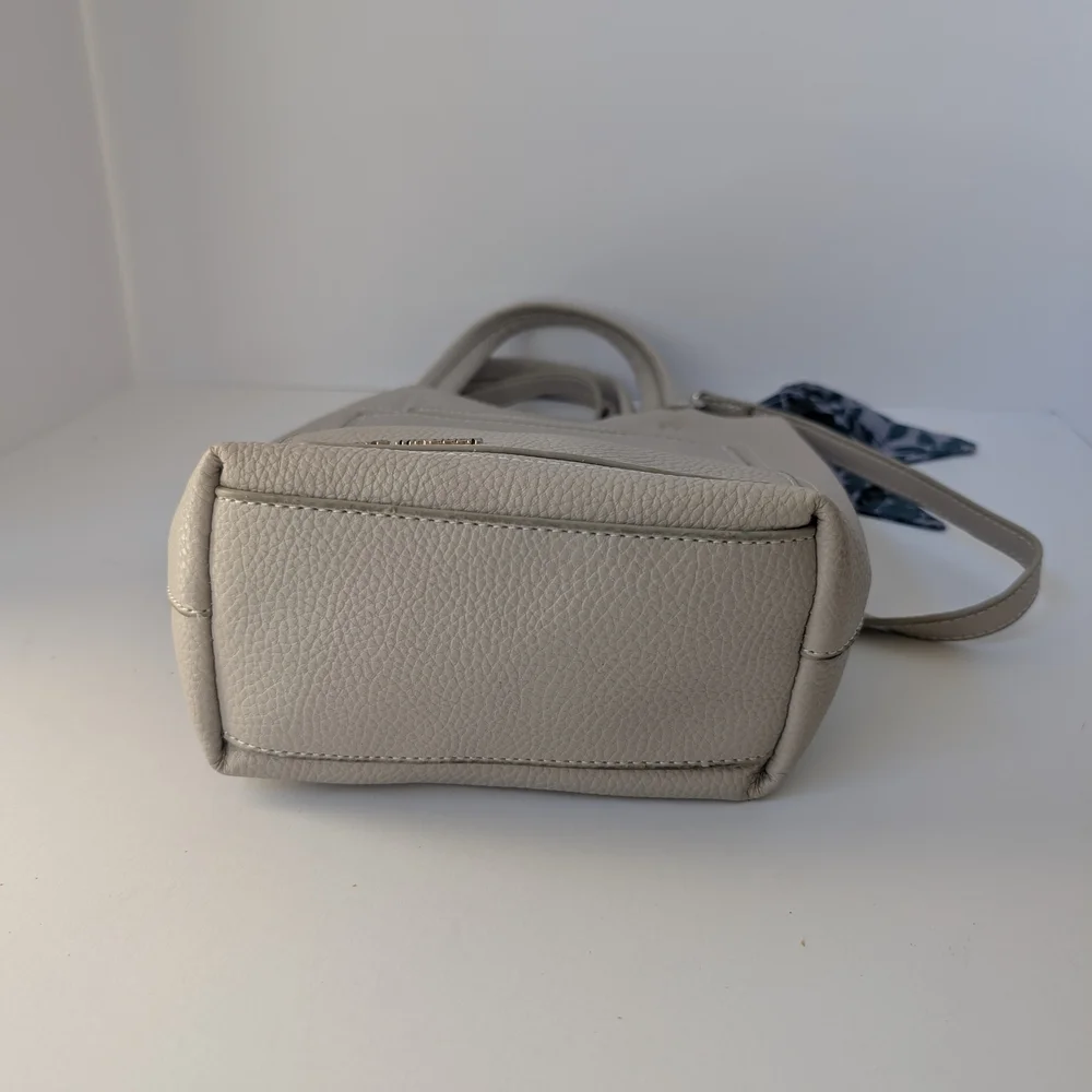 Steve Madden preowned accessory elegant